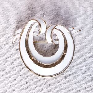 Vintage Crown Trifari White‎ Enamel Gold Tone Swirl Circular Brooch 1.5"